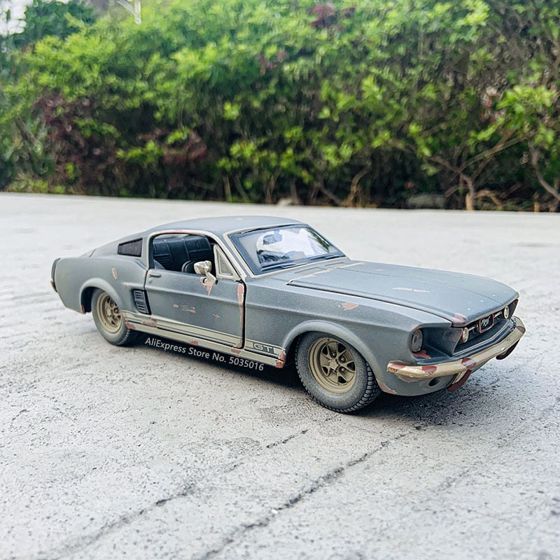 1:24 scale Maisto 1967 Ford